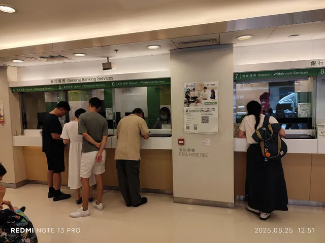 HK KT 堅尼地城 Kennedy Town 卑路乍街 Belcher's Street shop 恆生銀行 Hang Seng Bank in August 2025. Account opening comparison: Four routes compared on risk